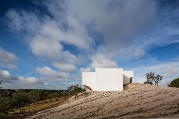 House-in-Fontinha-by-Aires-Mateus-&-Associados-04