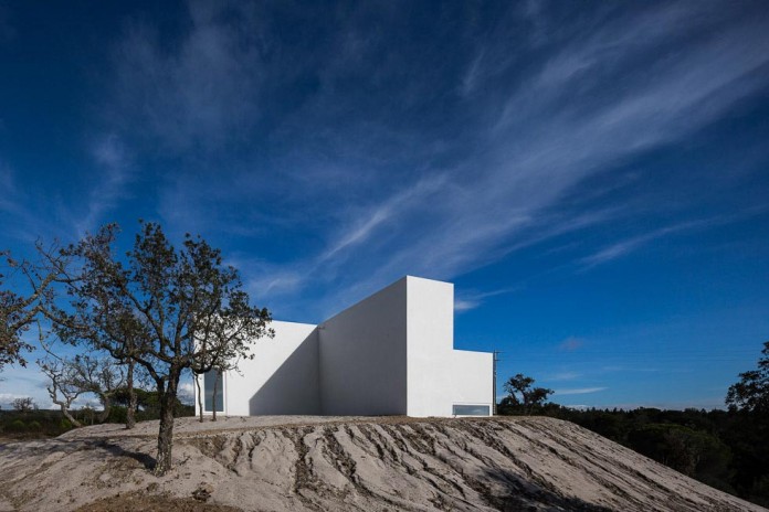 House-in-Fontinha-by-Aires-Mateus-&-Associados-07