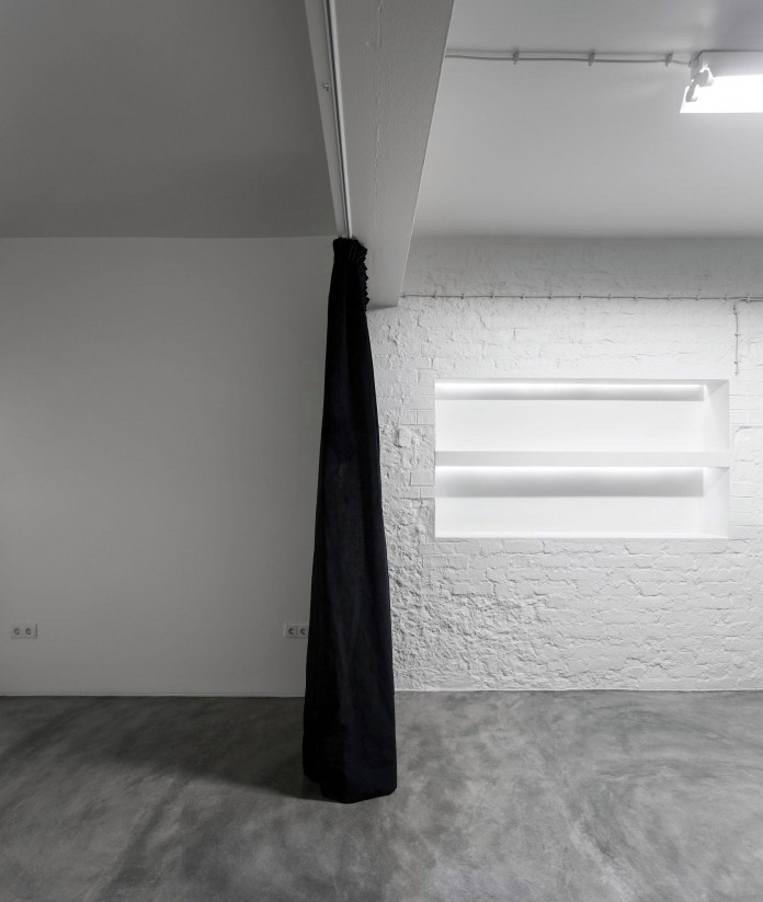 Minimalist-Black-and-White-Anjos-Loft-by-João-Tiago-Aguiar-19