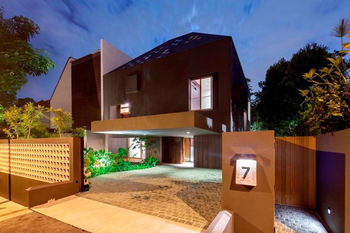 7-Namly-Hill-small-semi-detached-house-in-Singapore-by-ipli-architects-01