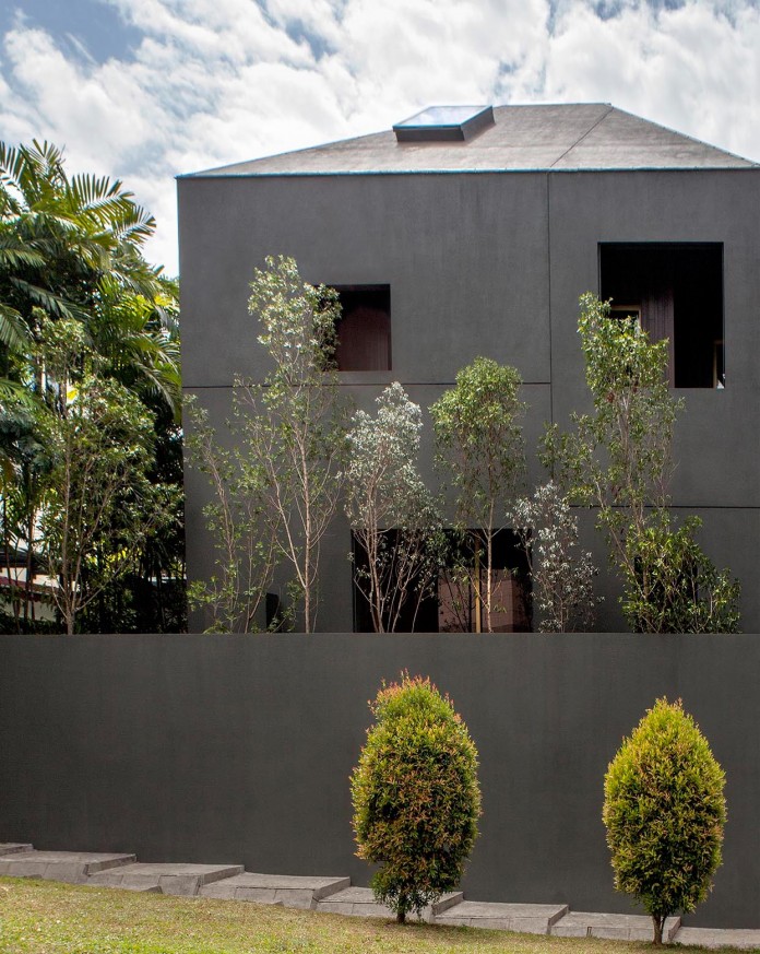 7-Namly-Hill-small-semi-detached-house-in-Singapore-by-ipli-architects-13