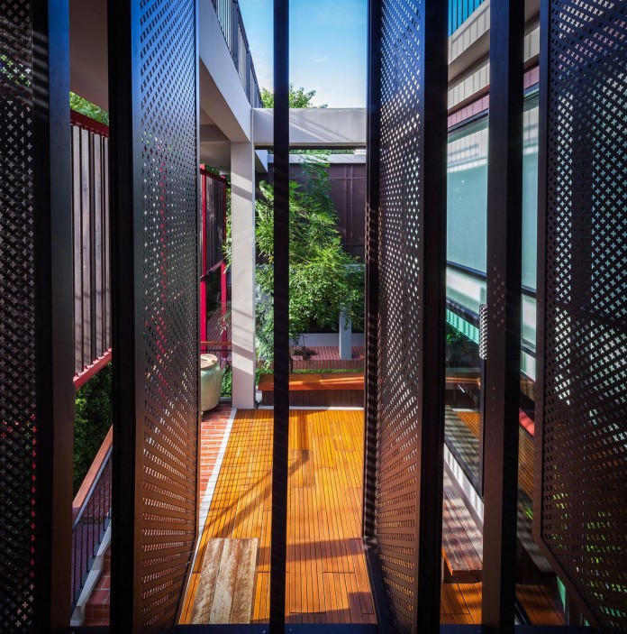 Baan-Sukothai-11-Home-by-Paripumi-Design-features-360-degree-perspectives-over-the-interior-garden-09