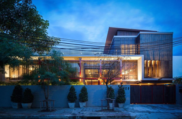 Baan-Sukothai-11-Home-by-Paripumi-Design-features-360-degree-perspectives-over-the-interior-garden-10
