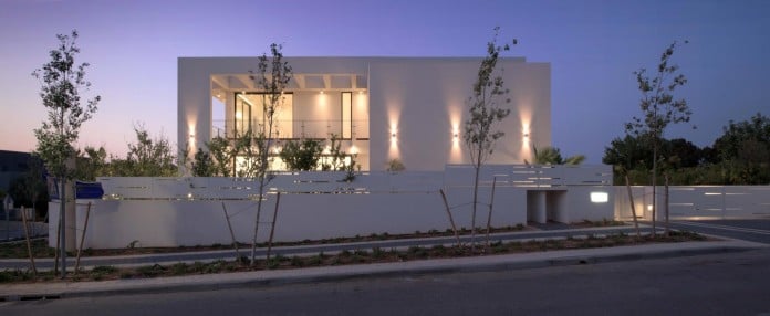 House-N-near-the-old-roman-city-of-Caesarea-by-Israel-Nottes-Architects-01