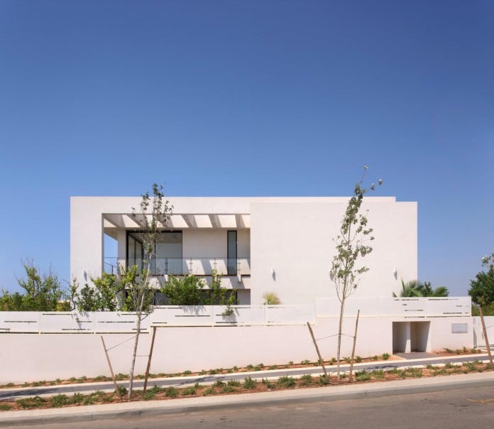 House-N-near-the-old-roman-city-of-Caesarea-by-Israel-Nottes-Architects-02