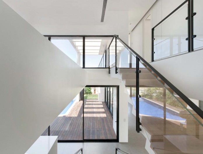 House-N-near-the-old-roman-city-of-Caesarea-by-Israel-Nottes-Architects-07