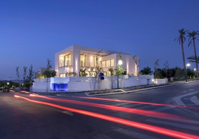 House-N-near-the-old-roman-city-of-Caesarea-by-Israel-Nottes-Architects-15