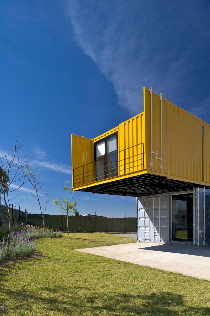 Huiini-House-made-of-four-shipping-containers,-located-in-the-Primavera-forest-by-S+-Diseno-10