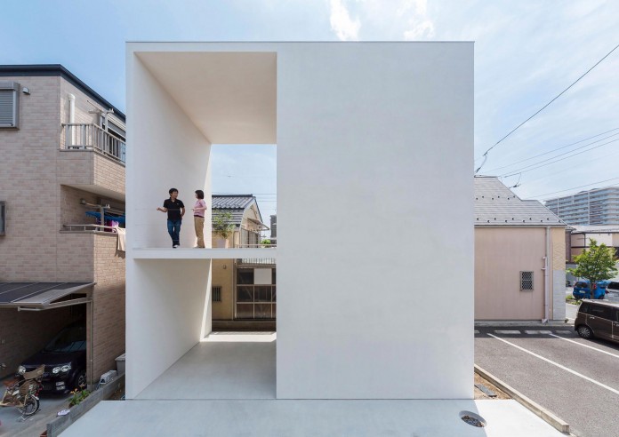 Little-Open-Air-House-with-a-big-Terrace-in-Tokyo-by-Takuro-Yamamoto-01