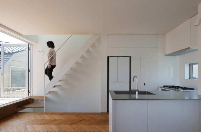 Little-Open-Air-House-with-a-big-Terrace-in-Tokyo-by-Takuro-Yamamoto-08