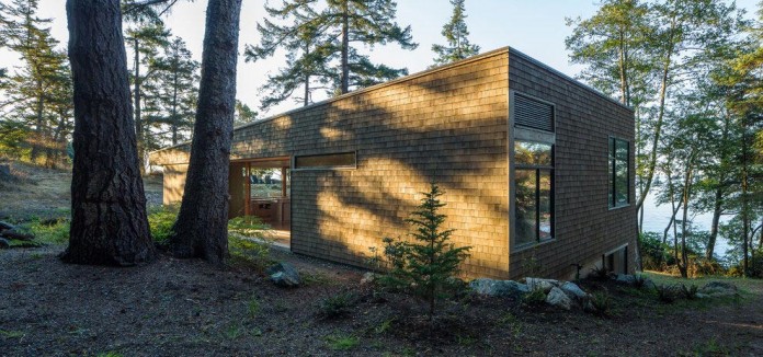 Lone-Madrone-Forrest-Retreat-by-Heliotrope-Architects-05