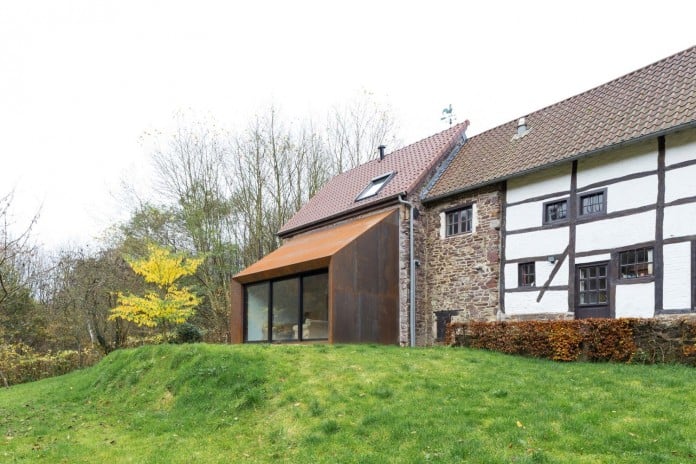 Modern-Barn-Extension-of-a-Eighteenth-Century-Home-in-Lustin-by-Puzzle-s-Architecture-03
