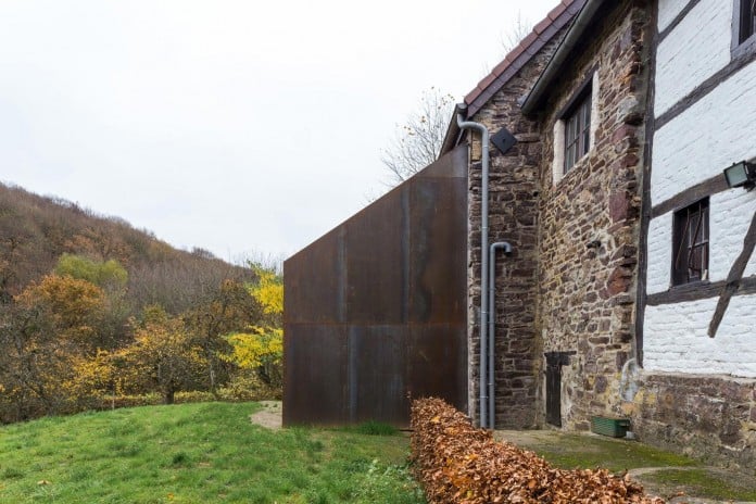 Modern-Barn-Extension-of-a-Eighteenth-Century-Home-in-Lustin-by-Puzzle-s-Architecture-08