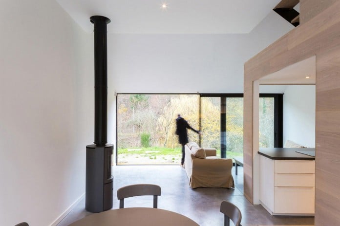Modern-Barn-Extension-of-a-Eighteenth-Century-Home-in-Lustin-by-Puzzle-s-Architecture-13