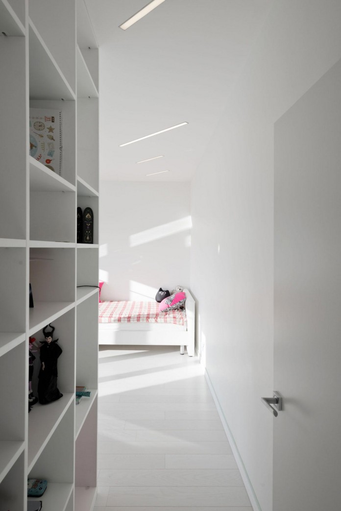 Modern-fully-white-apartment-in-Moscow-by-Shamsudin-Kerimov-21
