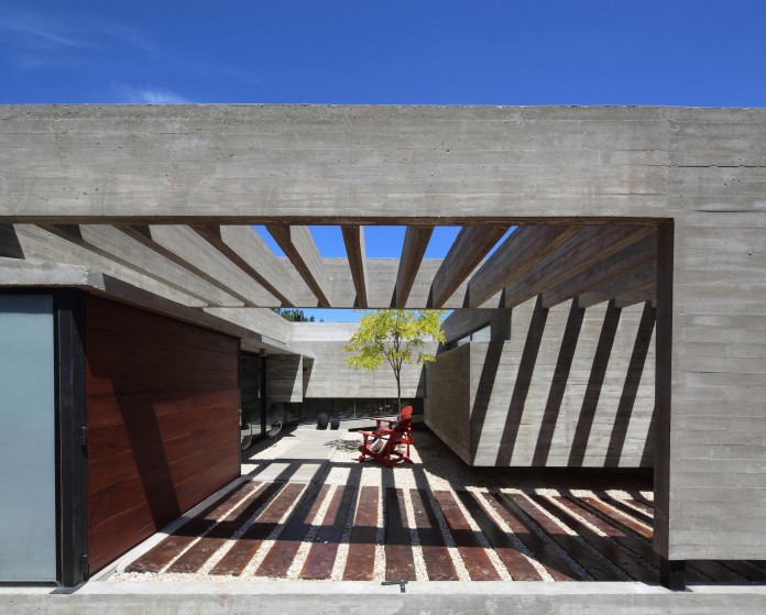 S-S-Summer-House-by-Besonias-Almeida-arquitectos-07