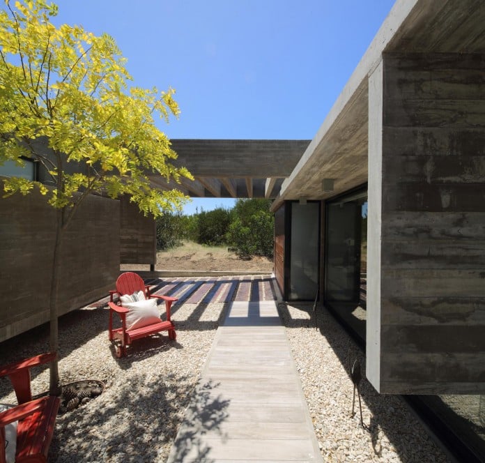 S-S-Summer-House-by-Besonias-Almeida-arquitectos-08