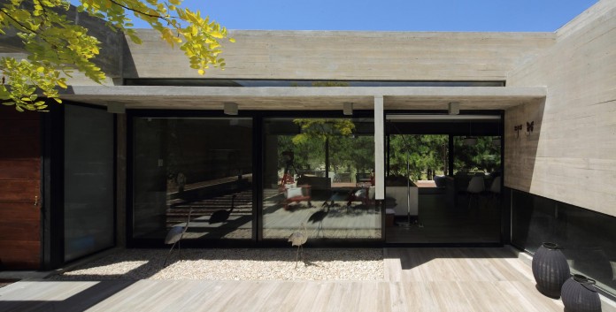 S-S-Summer-House-by-Besonias-Almeida-arquitectos-09