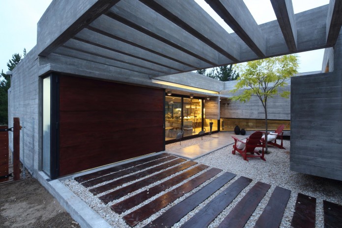 S-S-Summer-House-by-Besonias-Almeida-arquitectos-21