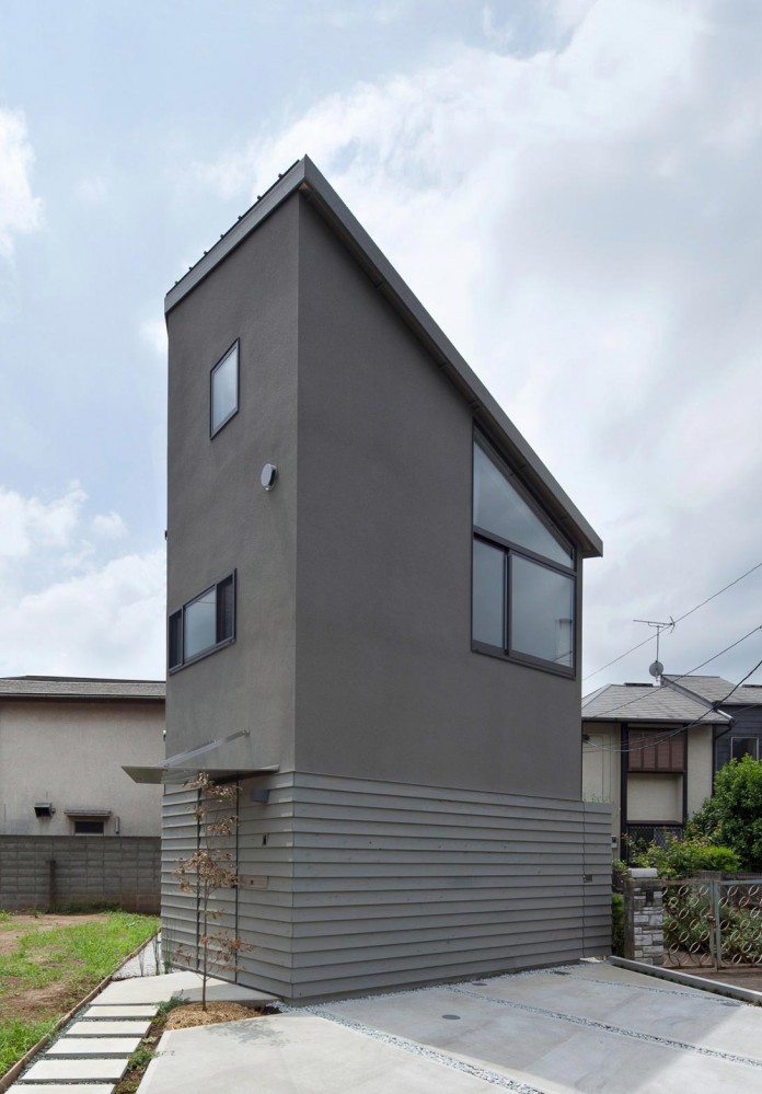 Small-House-with-Floating-Treehouse-by-Yuki-Miyamoto-Architect-01