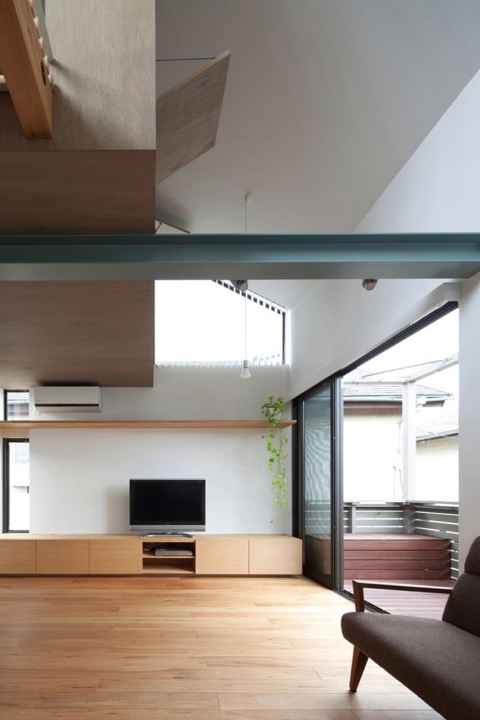 Small-House-with-Floating-Treehouse-by-Yuki-Miyamoto-Architect-07