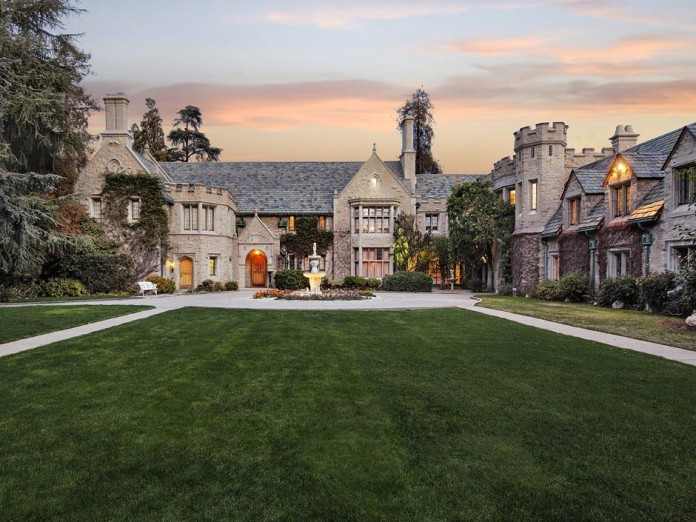 The-Playboy-Mansion-in-Holmby-Hills-is-for-sale-for-$200,000,000-01