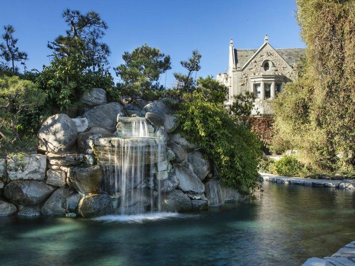 The-Playboy-Mansion-in-Holmby-Hills-is-for-sale-for-$200,000,000-05
