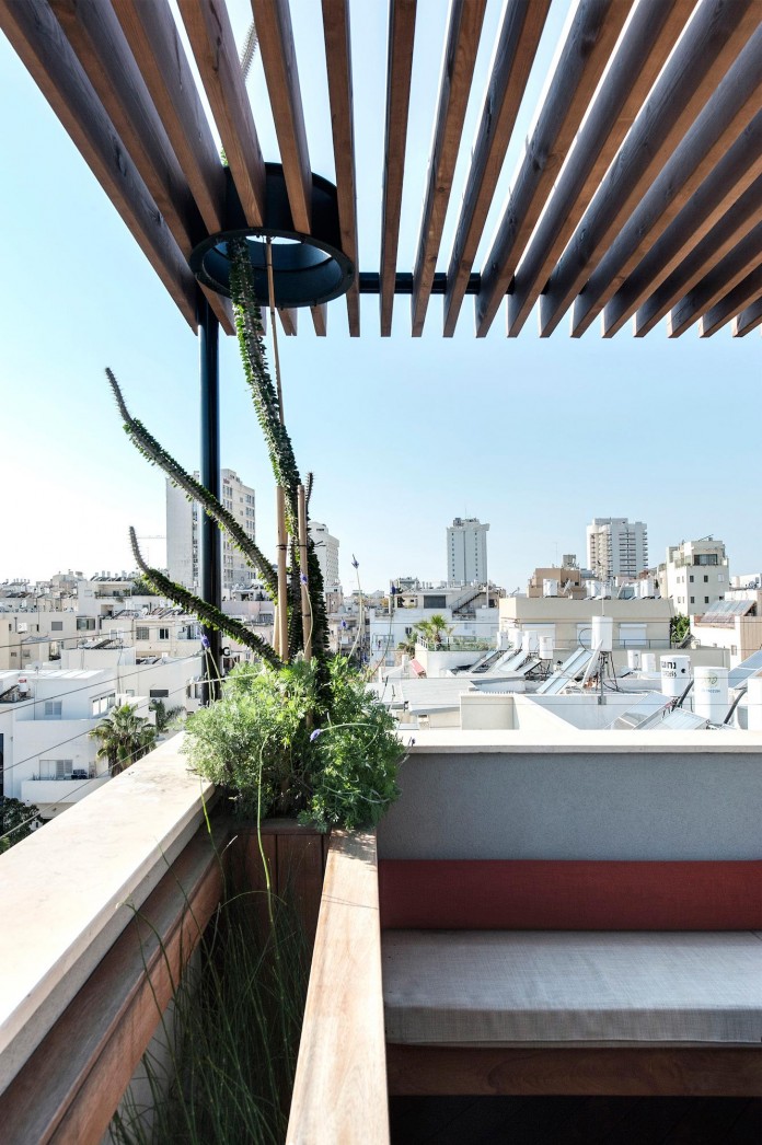 Wood-concrete-and-metal-creates-a-contemporary-yet-warm-living-space-of-a-Duplex-Penthouse-in-Tel-Aviv-by-Gabrielle-Toledano-20