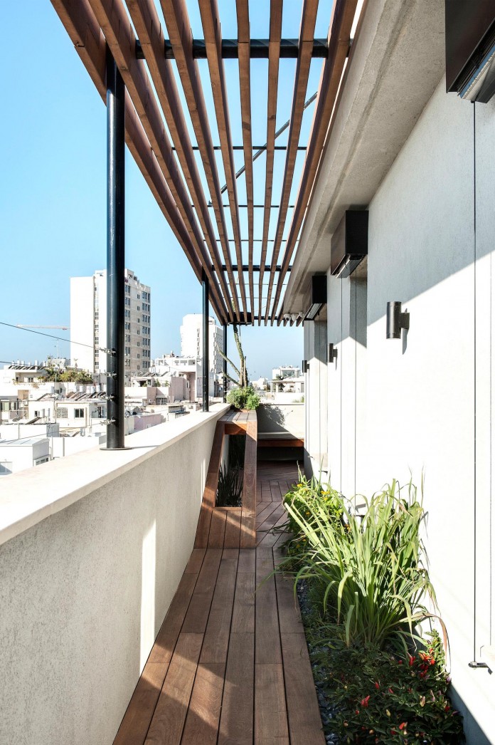 Wood-concrete-and-metal-creates-a-contemporary-yet-warm-living-space-of-a-Duplex-Penthouse-in-Tel-Aviv-by-Gabrielle-Toledano-25
