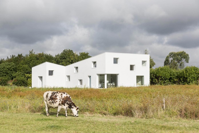 house-for-a-photographer-near-brittany-france-by-studio-razavi-architecture-01