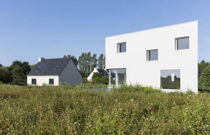 house-for-a-photographer-near-brittany-france-by-studio-razavi-architecture-02