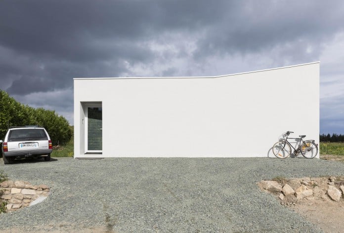house-for-a-photographer-near-brittany-france-by-studio-razavi-architecture-05