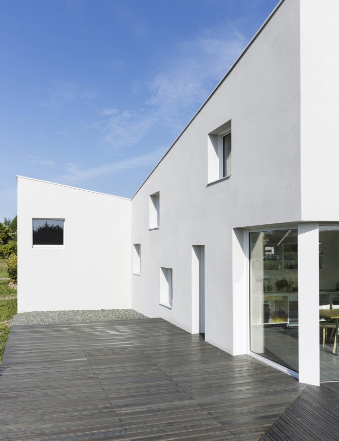 house-for-a-photographer-near-brittany-france-by-studio-razavi-architecture-07