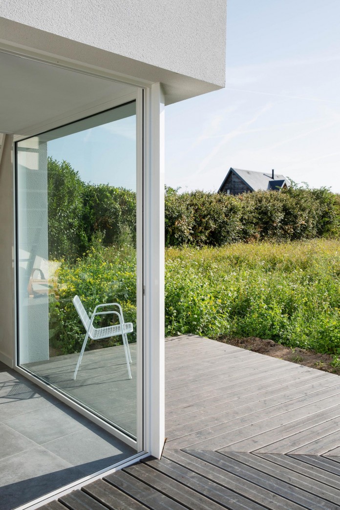 house-for-a-photographer-near-brittany-france-by-studio-razavi-architecture-09