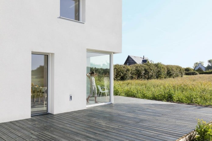 house-for-a-photographer-near-brittany-france-by-studio-razavi-architecture-10