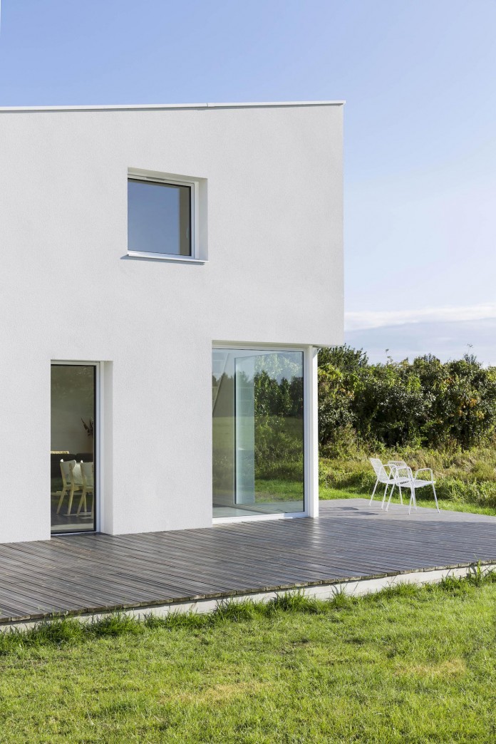 house-for-a-photographer-near-brittany-france-by-studio-razavi-architecture-12
