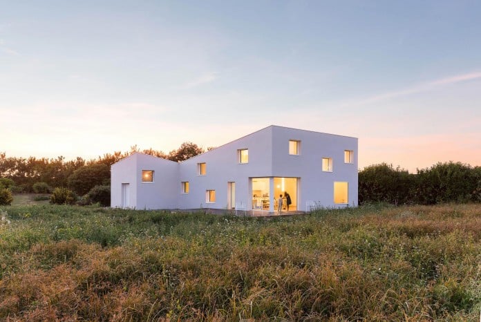house-for-a-photographer-near-brittany-france-by-studio-razavi-architecture-28