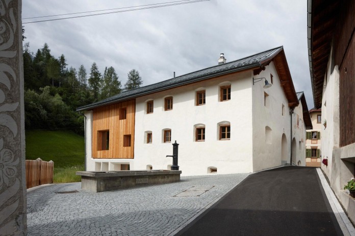 the-Florins-114-the-classic-Engadine-farmhouse-in-the-Swiss-hamlet-by-Philipp-Baumhauer-Architects-05