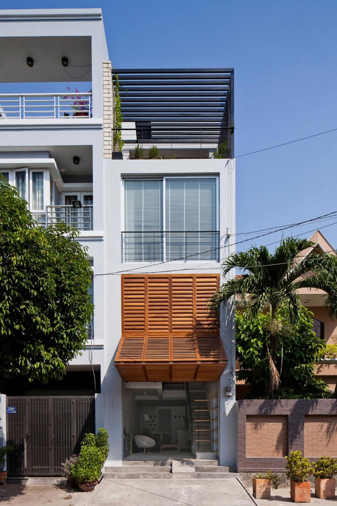 townhouse-with-a-folding-up-shutter-by-mm-architects-02