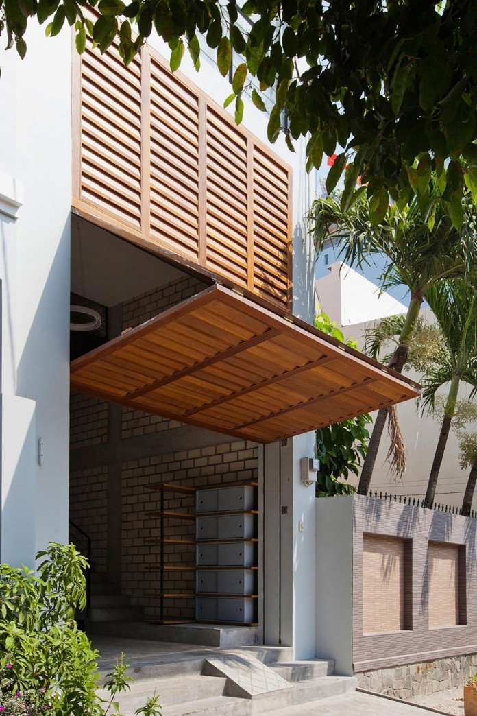 townhouse-with-a-folding-up-shutter-by-mm-architects-03