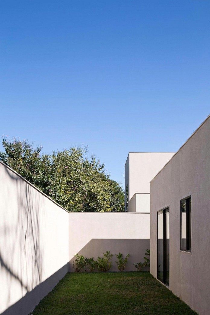 Contemporary-Paineira-House-by-Bloco-Arquitetos-16
