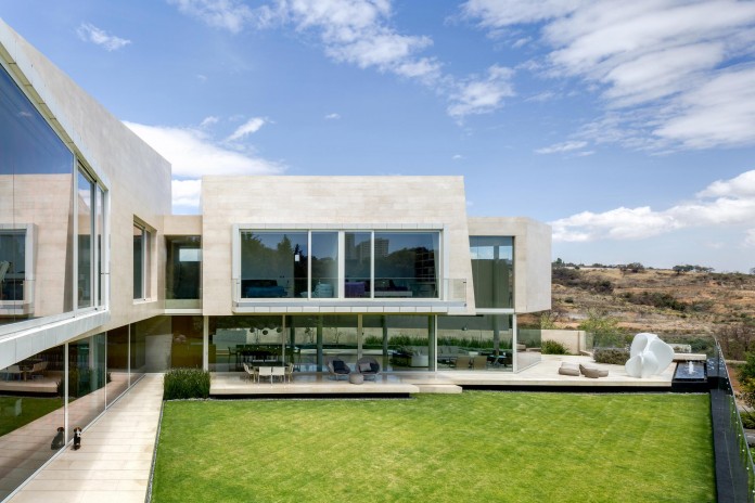 Country-Club-Residence-near-a-golf-course-by-Migdal-Arquitectos-11