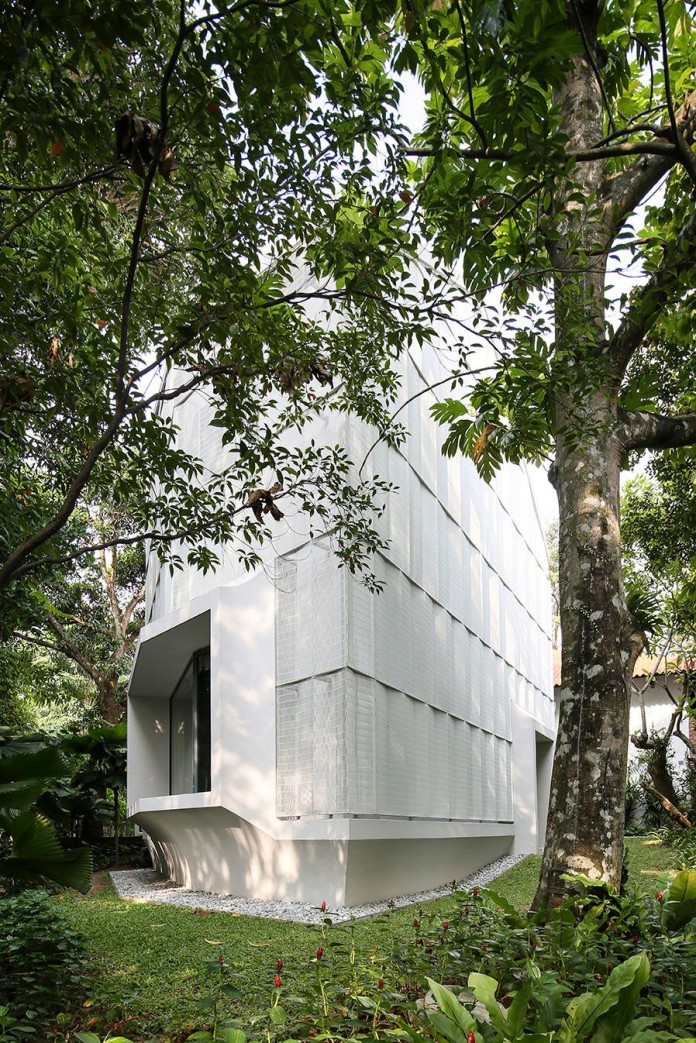 Hut-House-in-the-Holland-Village-neighbourhood-of-Singapore-covered-in-folded-aluminium-02