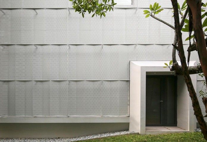 Hut-House-in-the-Holland-Village-neighbourhood-of-Singapore-covered-in-folded-aluminium-03
