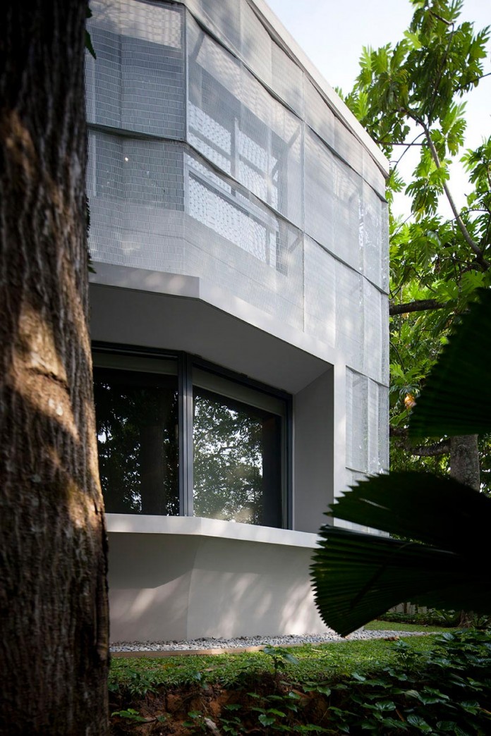 Hut-House-in-the-Holland-Village-neighbourhood-of-Singapore-covered-in-folded-aluminium-05