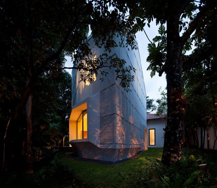 Hut-House-in-the-Holland-Village-neighbourhood-of-Singapore-covered-in-folded-aluminium-13