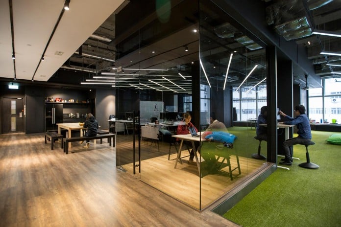 Minimalist-black-and-white-interior-of-9GAG-Office-in-Hong-Kong-designed-by-LAAB-Architects-10