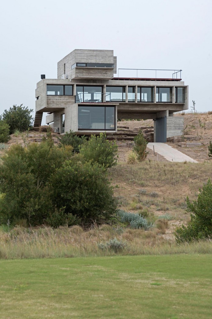 Modern-Concrete-Golf-House-by-Luciano-Kruk-Arquitectos-02