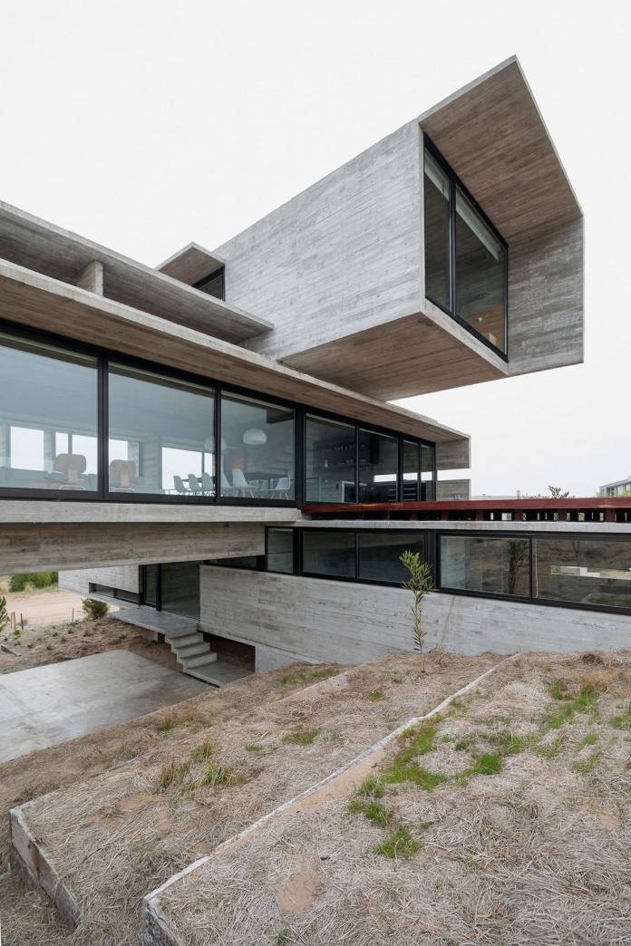 Modern-Concrete-Golf-House-by-Luciano-Kruk-Arquitectos-04