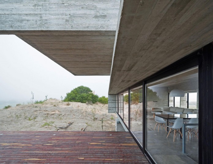 Modern-Concrete-Golf-House-by-Luciano-Kruk-Arquitectos-07